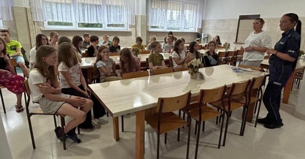 Radziejowska policjantka wspólnie z pracownicą Powiatowej Stacji Sanitarno –Epidemiologicznej w Radziejowie odwiedziły półkolonie, które odbywają się na terenie powiatu. Sprawdzano warunki sanitarne oraz przekazano porady dotyczące bezpiecznego wypoczynku.