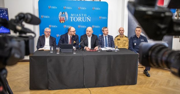 Tysiące osób na toruńskim Rynku Staromiejskim i miliony przed telewizorami 31 grudnia powitają nowy rok podczas organizowanej przez telewizję Polsat „Sylwestrowej mocy przebojów”. O szczegółach wydarzenia, którego współorganizatorami są samorząd województwa i miasto Toruń, na wtorkowym (16 grudnia) spotkaniu z przedstawicielami mediów mówili marszałek Piotr Całbecki i prezydent Torunia Paweł Gulewski.