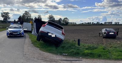 Jedno auto w rowie, drugie na polu po kolizji